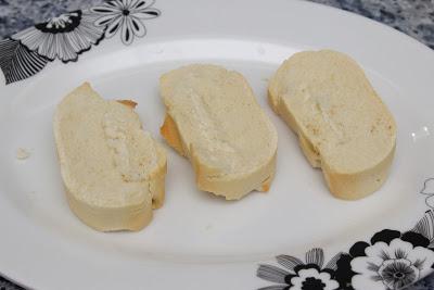 Tosta crujiente agridulce de ternera, queso y cebolla caramelizada
