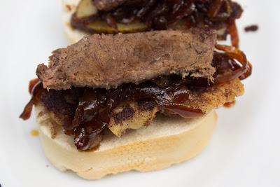 Tosta crujiente agridulce de ternera, queso y cebolla caramelizada Tosta crujiente agridulce de ternera, queso y cebolla caramelizada