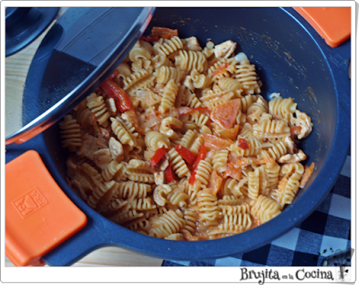 Pasta a la cazuela con pollo (One pot pasta)