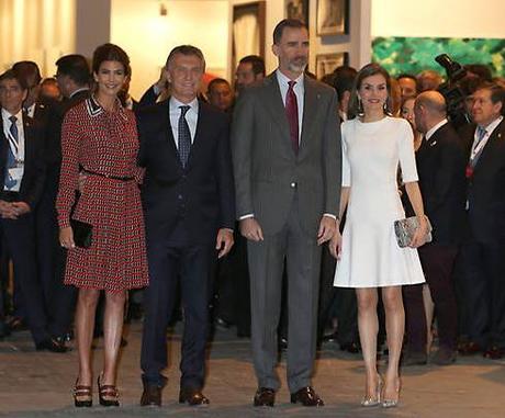 Dña. Letizia a lo Mary Quant, con Julia Awada, en Arco