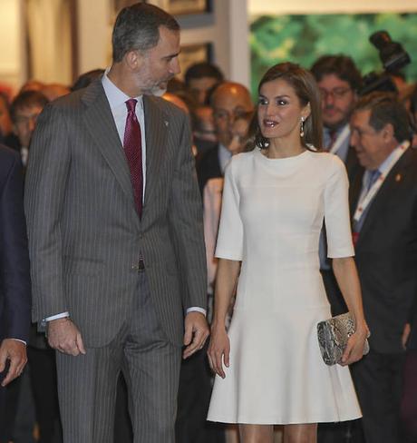 Dña. Letizia a lo Mary Quant, con Julia Awada, en Arco