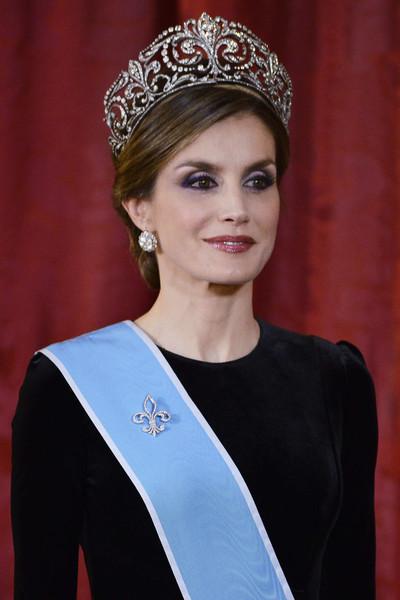 Dña. Letizia luce las Joyas de la Corona ante Julia Awada