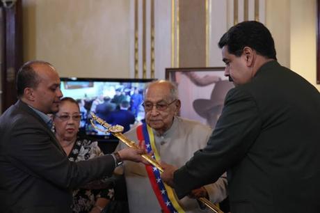 Maduro entregó réplica de la espada de Bolívar a Juan Vicente Torrealba