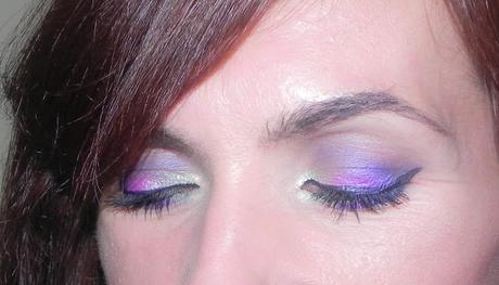 Ojos multicolor para un vestido blanco y negro (Maquillaje, manicura y moda)