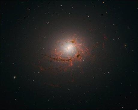 NGC 4696, una galaxia filamentosa NGC 4696, una galaxia filamentosa
