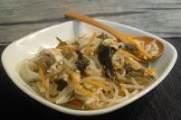 Fideos con pollo, algas y verduras Fideos con pollo, algas y verduras