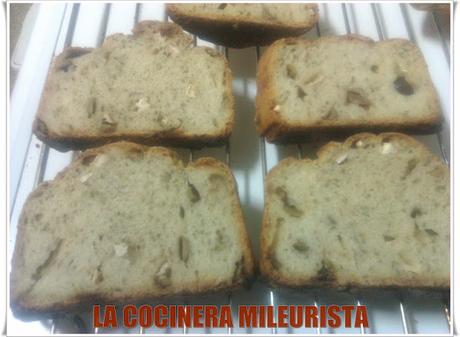 Pan de Aceite y Orégano/ Pan con Queso de Cabra y Olivas Garnachas Pan de Aceite y Orégano/ Pan con Queso de Cabra y Olivas Garnachas