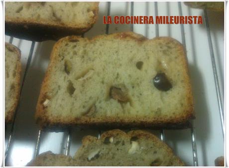 Pan de Aceite y Orégano/ Pan con Queso de Cabra y Olivas Garnachas Pan de Aceite y Orégano/ Pan con Queso de Cabra y Olivas Garnachas