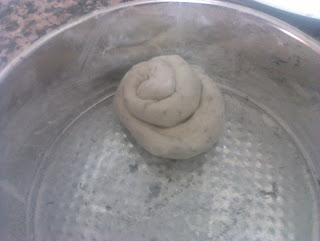 Pan de Aceite y Orégano/ Pan con Queso de Cabra y Olivas Garnachas Pan de Aceite y Orégano/ Pan con Queso de Cabra y Olivas Garnachas