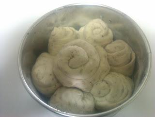 Pan de Aceite y Orégano/ Pan con Queso de Cabra y Olivas Garnachas Pan de Aceite y Orégano/ Pan con Queso de Cabra y Olivas Garnachas