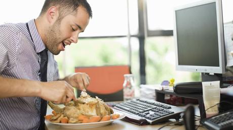 7 malas prácticas NO saludables que cometemos por exceso de trabajo 7 malas prácticas NO saludables que cometemos por exceso de trabajo