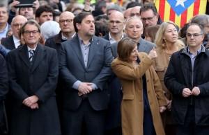 Barcelona Barcelones 16 12 2016 Politica La presidenta del Parlament de Catalunya Carme Forcadell ha acudido esta manana al TSJC Tribunal Superior de Justicia de Catalunya donde ha declarado en calidad de investigada por los delitos de prevaricacion y desobediencia por permitir el debate y la votacion de las conclusiones de la comision de estudio del proceso constituyente que fijaba la nueva hoja de ruta independentista Han acompanado a la presidenta numerosas personalidades del ambito politico y ha recibido el apoyo de miles de personas que la esperaban a las puertas del Tribunal FOTO DANNY CAMINAL