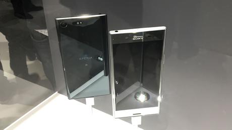 Sony presenta un proyector táctil y un smartphone hecho para ver cine