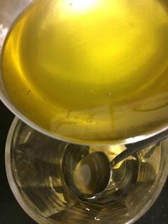 SALMÓN CONFITADO CON AROMAS CÍTRICOS Y TOMILLO SALMÓN CONFITADO CON AROMAS CÍTRICOS Y TOMILLO