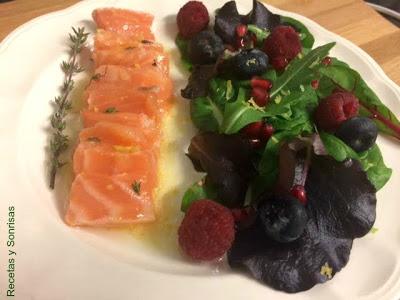 SALMÓN CONFITADO CON AROMAS CÍTRICOS Y TOMILLO SALMÓN CONFITADO CON AROMAS CÍTRICOS Y TOMILLO