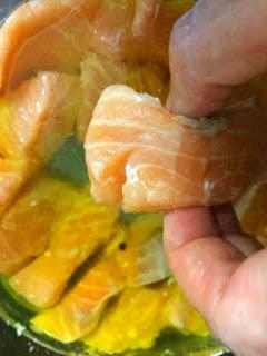 SALMÓN CONFITADO CON AROMAS CÍTRICOS Y TOMILLO SALMÓN CONFITADO CON AROMAS CÍTRICOS Y TOMILLO