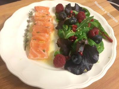 SALMÓN CONFITADO CON AROMAS CÍTRICOS Y TOMILLO SALMÓN CONFITADO CON AROMAS CÍTRICOS Y TOMILLO