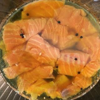 SALMÓN CONFITADO CON AROMAS CÍTRICOS Y TOMILLO SALMÓN CONFITADO CON AROMAS CÍTRICOS Y TOMILLO