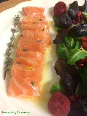 SALMÓN CONFITADO CON AROMAS CÍTRICOS Y TOMILLO SALMÓN CONFITADO CON AROMAS CÍTRICOS Y TOMILLO