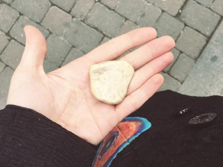 El amor o el misterio de encontrar piedras en los bolsillos