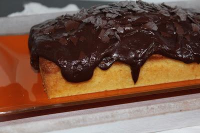 Pound cake con baño de chocolate a la naranja