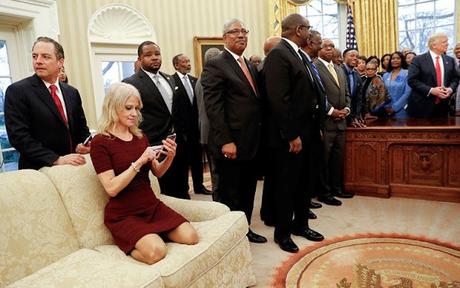 Asesora de Trump desató tormenta de críticas por arrodillarse en sofá del salón Oval #CasaBlanca #EEUU (FOTO) Asesora de Trump desató tormenta de críticas por arrodillarse en sofá del salón Oval #CasaBlanca #EEUU (FOTO)