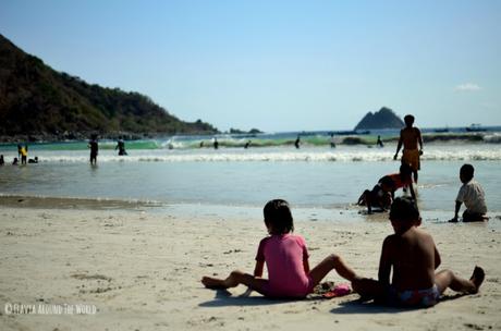 Niños jugando en la playa de Selong Belanak en Lombok, Indonesia