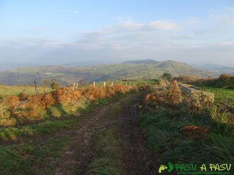 Ruta de las Cercanías del Cielo PR AS-197 y Viesca Redonda desde Vega de Sariego Bajando a la Campa por la Ruta de las Cercanías del Cielo