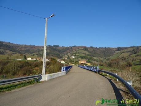 Puente sobre la autovía en Sariego