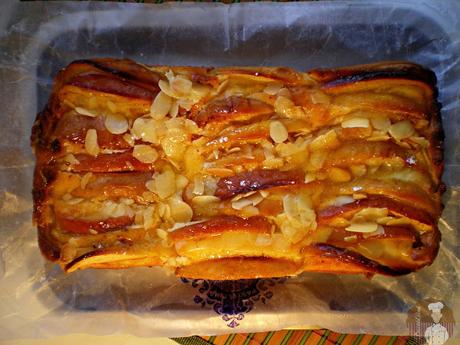 Pastel de quesitos con manzanas: decoración con almendras