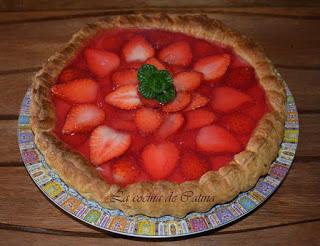 Tarta de hojaldre con crema pastelera y fresas