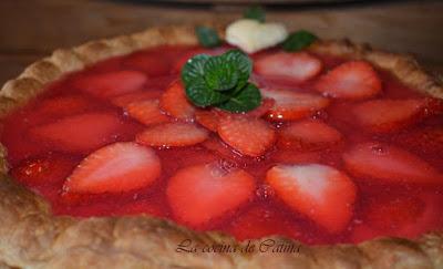 Tarta de hojaldre con crema pastelera y fresas