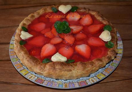 Tarta de hojaldre con crema pastelera y fresas