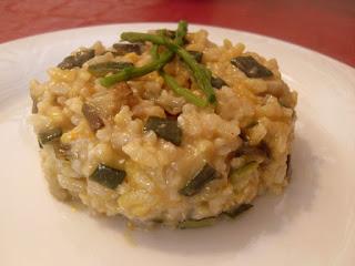 Risotto con verduras y espárragos silvestres con azafrán. Risotto alle verdure e asparagis allo zafferano