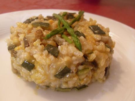 Risotto con verduras y espárragos silvestres con azafrán. Risotto alle verdure e asparagis allo zafferano