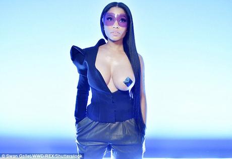 Así fue el destape de Nicki Minaj en la Fashion Week de #París #Moda #Belleza (FOTOS)