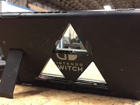 Nintendo Switch destrozada con el símbolo de la trifuerza alcanza los 75.000 dólares en subasta
