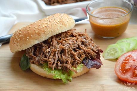 Pulled Beef o Ternera Desmigada con Salsa Barbacoa y Ensalada de Col Lombarda Pulled Beef o Ternera Desmigada con Salsa Barbacoa y Ensalada de Col Lombarda