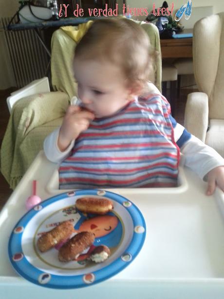 Bebé practicando Baby Led weaning Bebé-croquetas-BLW-transición-independiencia-crianza-blog