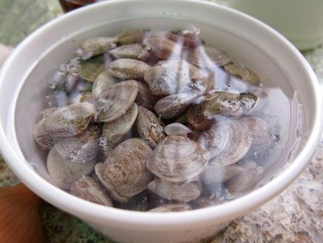 Rape guisado con almejas y almendras