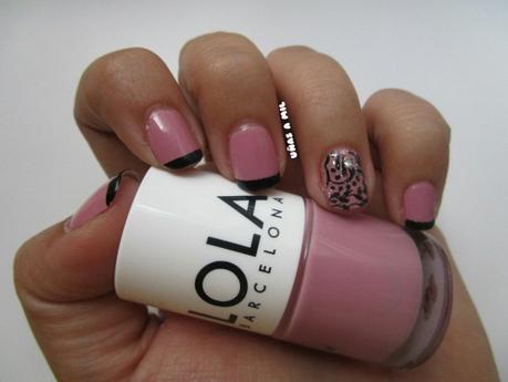 Diseño de uñas en rosa y negro con estampación y manicura francesa