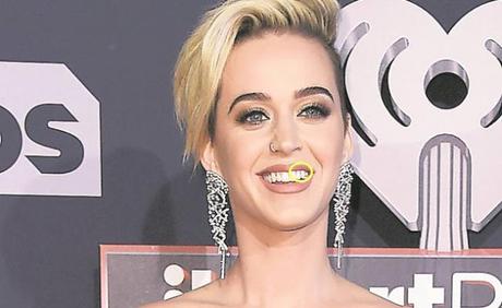 Katy Perry sonríe... con residuos en los dientes (FOTO)