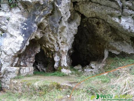 Ruta a la Pica de Peñamellera: Cueva junto al Río Cares