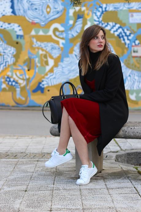 bloguera de moda abrigo zara online vestido terciopelo rojo zapatillas adidas stan smith 