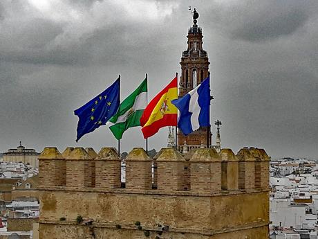 Alcazar de la Puerta de Sevilla con banderas