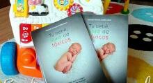 dos libros de tu bebe libre de toxicos junto a juguetes de niños