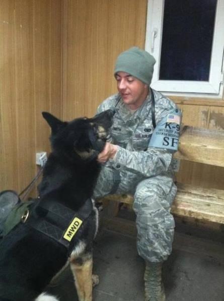 La emotiva despedida a un perro soldado Emotiva eutanasia de un perro militar