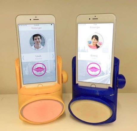 Ahora puedes dar Besos a distancia. No, no es chiste ni promo de TBBT Ahora puedes dar Besos a distancia. No, no es chiste ni promo de TBBT