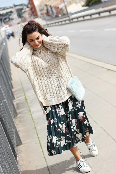 Look cómodo con falda plisada y jersey XL Look cómodo con falda plisada y jersey XL