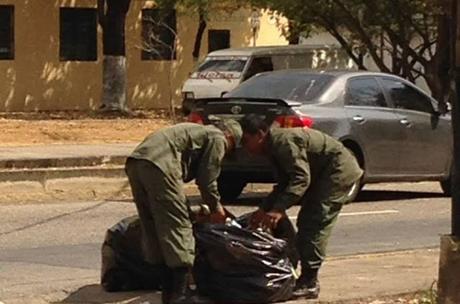 Se aproxima la salida.. Hasta los soldados registran bolsa de basura en busca de comida (VIDEO)